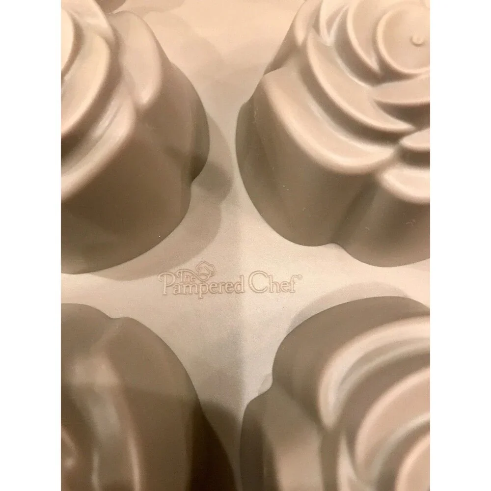 Pampered Chef Silicone Mold Bakeware Flower Cupcake Pan Muffin Pan
